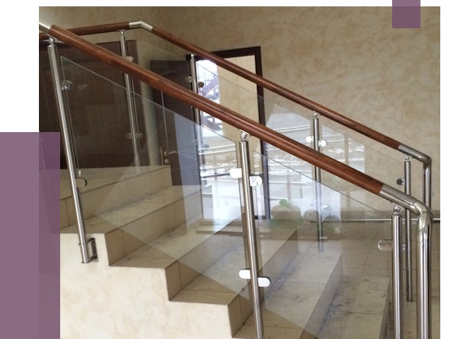 Комбинированные перила из металла и дерева в Добрянке