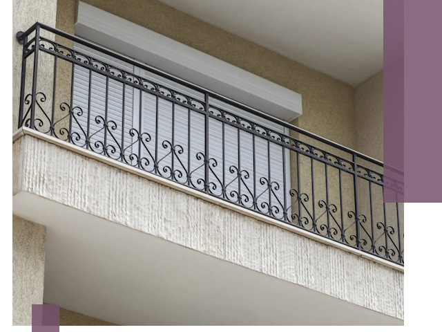 Балконные ограждения из металла и стекла в Добрянке для домов