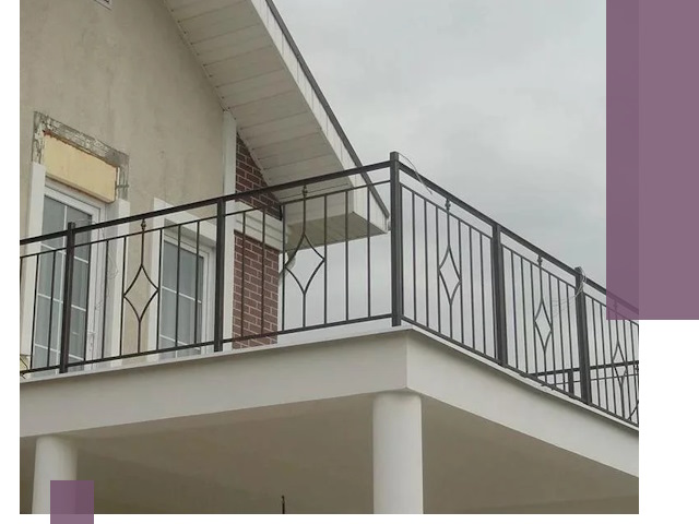 Изготовление балконных ограждений в Добрянке из металла и стекла