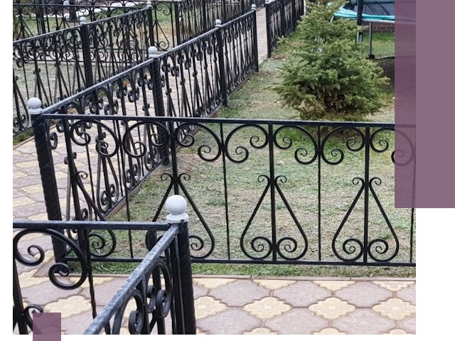 Кованые газонные ограждения под ключ в Добрянке